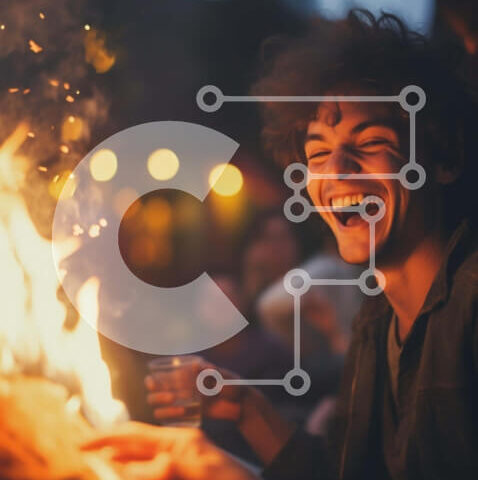 Intra Συλλεκτικό Ξύλινο Παζλ Plywood 4mm - Νεαρός άνδρας γύρω από την ανοιχτή φωτιά με φίλους και οικογένεια Σε Ξύλινο Κουτί - Διαστάσεις Puzzle: 10x10 cm – 25 κομμάτια - Image 1