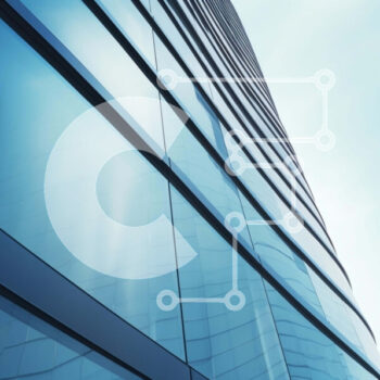 Intra Συλλεκτικό Ξύλινο Παζλ Plywood  4mm - Μοντέρνο κτήριο με γυάλινους τοίχους με μπλε ουρανό και σύννεφα Σε Ξύλινο Κουτί - Διαστάσεις Puzzle: 10x10 cm – 25 κομμάτια - Image 1