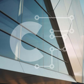 Intra Συλλεκτικό Ξύλινο Παζλ Plywood  4mm - Μοντέρνο κτήριο με μεγάλα γυάλινα παράθυρα και ανθρώπους που περπατούν Σε Ξύλινο Κουτί - Διαστάσεις Puzzle: 10x10 cm – 25 κομμάτια - Image 1