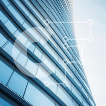 Intra Συλλεκτικό Ξύλινο Παζλ Plywood  4mm - Μοντέρνο γυάλινο κτίριο με μπλε ουρανό και σύννεφα Σε Ξύλινο Κουτί - Διαστάσεις Puzzle: 10x10 cm – 25 κομμάτια - Image 1