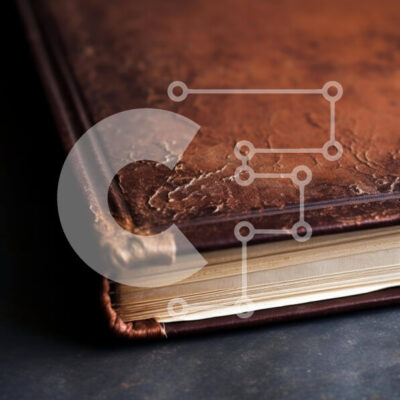 Intra Συλλεκτικό Ξύλινο Παζλ Plywood  4mm - Παλιό καφέ βιβλίο σε σκοτεινή επιφάνεια Σε Ξύλινο Κουτί - Διαστάσεις: 10x10 cm – 25 κομμάτια - Image 1