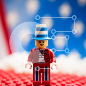 Intra Συλλεκτικό Ξύλινο Παζλ Plywood  4mm - Φιγούρα Lego που γιορτάζει την 4η Ιουλίου Σε Ξύλινο Κουτί - Διαστάσεις Puzzle: 10x10 cm – 25 κομμάτια