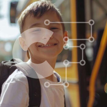 Intra Συλλεκτικό Ξύλινο Παζλ Plywood  4mm - Νεαρό αγόρι που στέκεται μπροστά από το πορτοκαλί σχολικό λεωφορείο Σε Ξύλινο Κουτί - Διαστάσεις Puzzle: 10x10 cm – 25 κομμάτια - Image 1