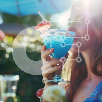 Intra Συλλεκτικό Ξύλινο Παζλ Plywood  4mm - Γυναίκα που απολαμβάνει ένα μπλε κοκτέιλ σε ένα υπαίθριο τραπέζι Σε Ξύλινο Κουτί - Διαστάσεις Puzzle: 10x10 cm – 25 κομμάτια - Image 1