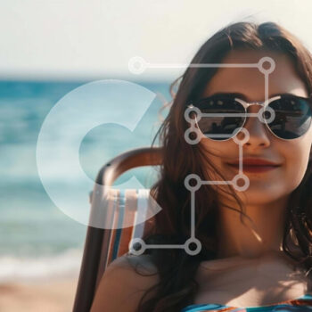 Intra Συλλεκτικό Ξύλινο Παζλ Plywood  4mm - Νεαρή γυναίκα στην παραλία που χαλαρώνει Σε Ξύλινο Κουτί - Διαστάσεις Puzzle: 10x10 cm – 25 κομμάτια - Image 1