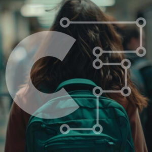 Intra Συλλεκτικό Ξύλινο Παζλ Plywood  4mm - Γυναίκα που περπατά με το σακίδιο σε ένα διάδρομο Σε Ξύλινο Κουτί - Διαστάσεις Puzzle: 10x10 cm – 25 κομμάτια