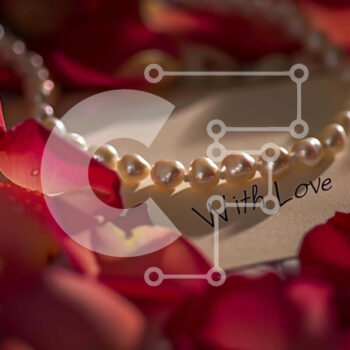 Intra Συλλεκτικό Ξύλινο Παζλ Plywood  4mm - Ρομαντικό κολιέ με πέρλες και ροδοπέταλα Σε Ξύλινο Κουτί - Διαστάσεις Puzzle: 10x10 cm – 25 κομμάτια - Image 1