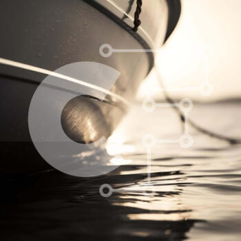 Intra Συλλεκτικό Ξύλινο Παζλ Plywood  4mm - Κοντινή όψη της πλώρης του σκάφους που επιπλέει στο νερό Σε Ξύλινο Κουτί - Διαστάσεις Puzzle: 10x10 cm – 25 κομμάτια - Image 1