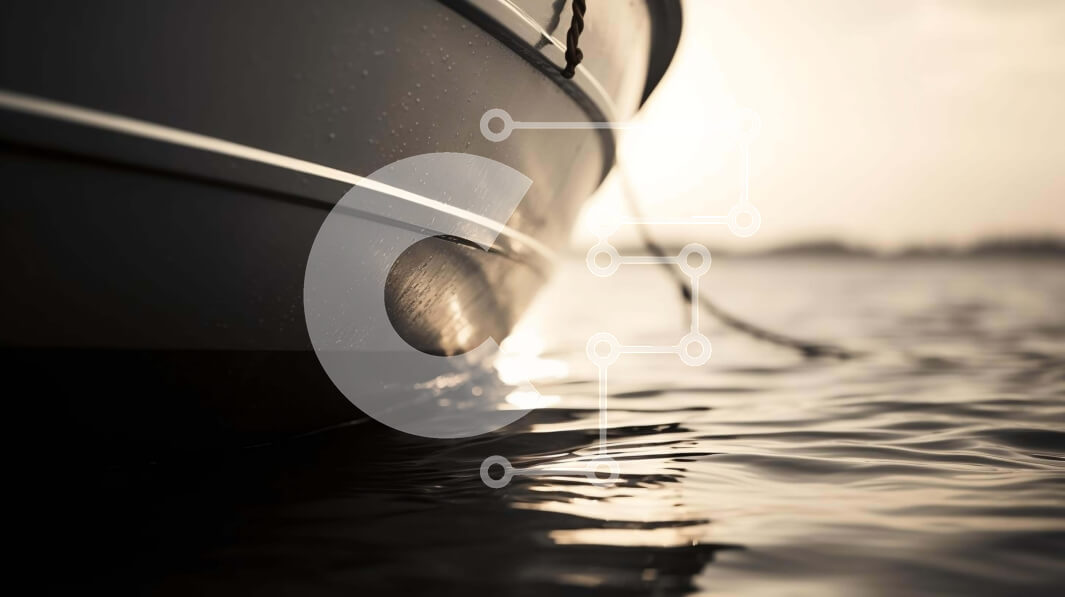 Intra Συλλεκτικό Ξύλινο Παζλ Plywood  4mm - Κοντινή όψη της πλώρης του σκάφους που επιπλέει στο νερό Σε Ξύλινο Κουτί - Διαστάσεις Puzzle: 10x10 cm – 25 κομμάτια