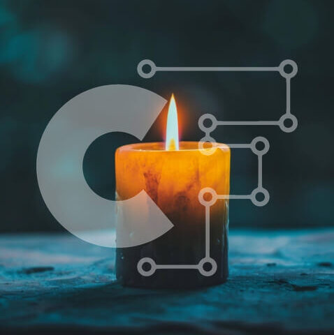 Intra Συλλεκτικό Ξύλινο Παζλ Plywood 4mm - Μονό αναμμένο κερί σε παλιό ξύλινο τραπέζι Σε Ξύλινο Κουτί - Διαστάσεις Puzzle: 10x10 cm – 25 κομμάτια - Image 1