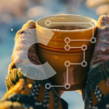 Intra Συλλεκτικό Ξύλινο Παζλ Plywood  4mm - Άτομο με κίτρινο φλιτζάνι σε χιονισμένο περιβάλλον Σε Ξύλινο Κουτί - Διαστάσεις Puzzle: 10x10 cm – 25 κομμάτια - Image 1