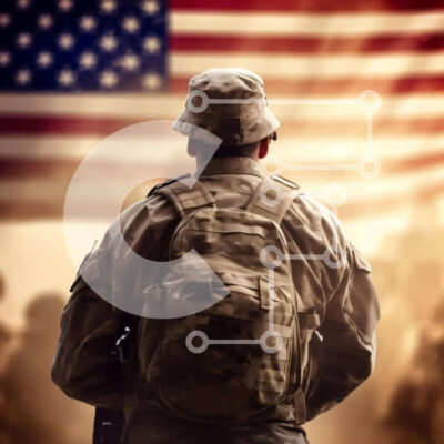 Intra Συλλεκτικό Ξύλινο Παζλ Plywood  4mm - Στρατιώτης που στέκεται μπροστά από την αμερικανική σημαία με ρούχα στρατιωτικού στυλ Σε Ξύλινο Κουτί - Διαστάσεις Puzzle: 10x10 cm – 25 κομμάτια - Image 1