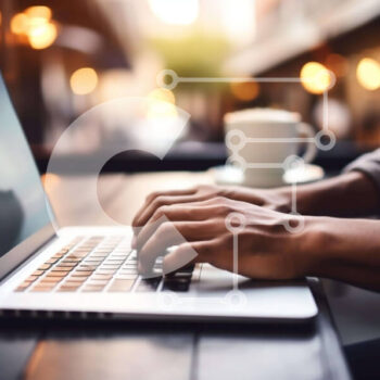 Intra Συλλεκτικό Ξύλινο Παζλ Plywood  4mm - Άτομο που πληκτρολογεί σε φορητό υπολογιστή με κούπες και φλιτζάνια καφέ Σε Ξύλινο Κουτί - Διαστάσεις Puzzle: 10x10 cm – 25 κομμάτια - Image 1