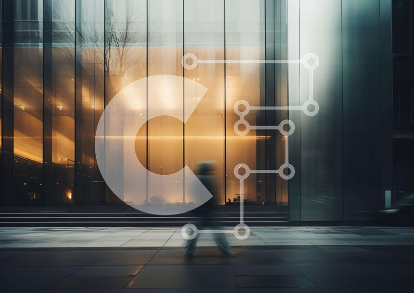 Intra Συλλεκτικό Ξύλινο Παζλ Plywood  4mm - Άτομο που περπατά μπροστά από το φωτισμένο κτήριο τη νύχτα Σε Ξύλινο Κουτί - Διαστάσεις Puzzle: 10x10 cm – 25 κομμάτια