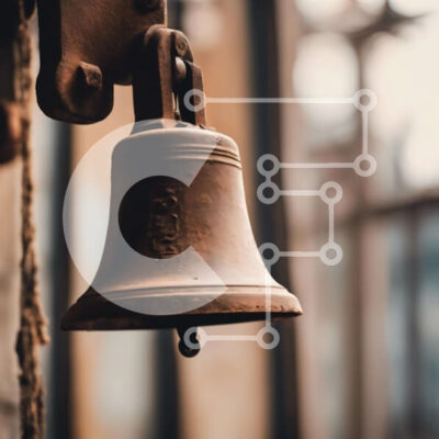 Intra Συλλεκτικό Ξύλινο Παζλ Plywood  4mm - Παλιά σκουριασμένη καμπάνα που κρέμεται από μια αλυσίδα Σε Ξύλινο Κουτί - Διαστάσεις Puzzle: 10x10 cm – 25 κομμάτια - Image 1