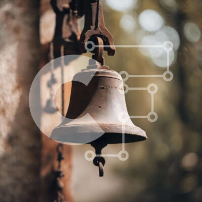 Intra Συλλεκτικό Ξύλινο Παζλ Plywood 4mm - Παλιά καμπάνα που κρέμεται στον ξύλινο τοίχο Σε Ξύλινο Κουτί - Διαστάσεις: 10x10 cm – 25 κομμάτια - Image 1