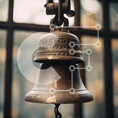 Intra Συλλεκτικό Ξύλινο Παζλ Plywood  4mm - Vintage κουδούνι που κρέμεται σε θρησκευτικό περιβάλλον Σε Ξύλινο Κουτί - Διαστάσεις Puzzle: 10x10 cm – 25 κομμάτια - Image 1