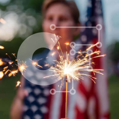 Intra Συλλεκτικό Ξύλινο Παζλ Plywood  4mm - Γυναίκα που γιορτάζει την 4η Ιουλίου με βεγγαλικά και πυροτεχνήματα αμερικανικής σημαίας Σε Ξύλινο Κουτί - Διαστάσεις: 10x10 cm – 25 κομμάτια - Image 1