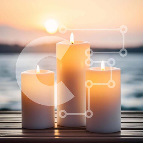 Intra Συλλεκτικό Ξύλινο Παζλ Plywood 4mm - Λευκά κεριά στο ξύλινο κατάστρωμα στο ηλιοβασίλεμα Σε Ξύλινο Κουτί - Διαστάσεις Puzzle: 10x10 cm – 25 κομμάτια - Image 1