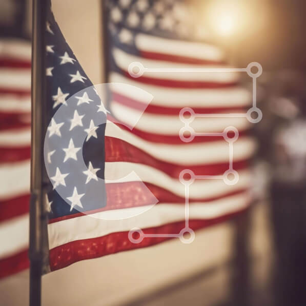 Intra Συλλεκτικό Ξύλινο Παζλ Plywood  4mm - Δύο αμερικανικές σημαίες που κυματίζουν Σε Ξύλινο Κουτί - Διαστάσεις Puzzle: 10x10 cm – 25 κομμάτια