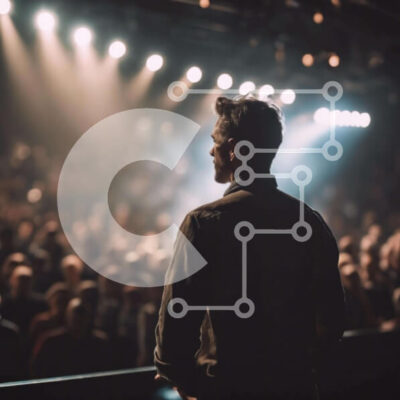 Intra Συλλεκτικό Ξύλινο Παζλ Plywood  4mm - Άνδρας στη σκηνή που μιλά στο κοινό Σε Ξύλινο Κουτί - Διαστάσεις Puzzle: 10x10 cm – 25 κομμάτια - Image 1