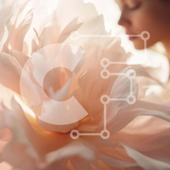 Intra Συλλεκτικό Ξύλινο Παζλ Plywood  4mm - Ξανθή γυναίκα που στέκεται μπροστά από ένα τεράστιο ροζ λουλούδι Σε Ξύλινο Κουτί - Διαστάσεις Puzzle: 10x10 cm – 25 κομμάτια - Image 1