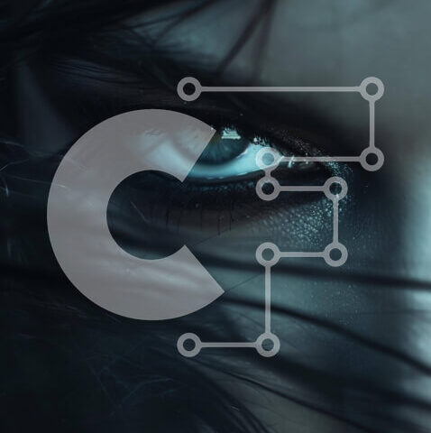 Intra Συλλεκτικό Ξύλινο Παζλ Plywood  4mm - Κοντινό πλάνο πορτρέτο γυναίκας με σκούρα μαλλιά και μπλε μάτια Σε Ξύλινο Κουτί - Διαστάσεις Puzzle: 10x10 cm – 25 κομμάτια - Image 1