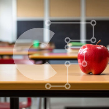 Intra Συλλεκτικό Ξύλινο Παζλ Plywood  4mm - Κόκκινο μήλο στο γραφείο της τάξης Σε Ξύλινο Κουτί - Διαστάσεις Puzzle: 10x10 cm – 25 κομμάτια - Image 1