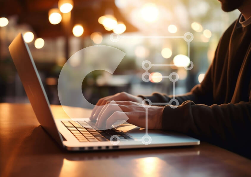 Intra Συλλεκτικό Ξύλινο Παζλ Plywood  4mm - Άτομο που εργάζεται στο φορητό υπολογιστή στο υπαίθριο τραπέζι Σε Ξύλινο Κουτί - Διαστάσεις Puzzle: 10x10 cm – 25 κομμάτια