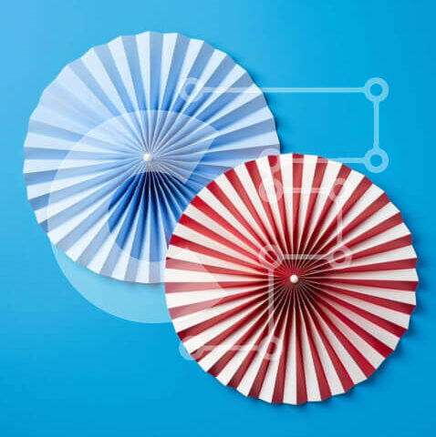 Intra Συλλεκτικό Ξύλινο Παζλ Plywood  4mm - Κόκκινοι, άσπροι ​​και μπλε ανεμιστήρες χαρτιού σε μπλε φόντο Σε Ξύλινο Κουτί - Διαστάσεις Puzzle: 10x10 cm – 25 κομμάτια - Image 1