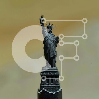 Intra Συλλεκτικό Ξύλινο Παζλ Plywood  4mm - Μινιατούρα άγαλμα της ελευθερίας σε μαύρα μολύβια Σε Ξύλινο Κουτί - Διαστάσεις Puzzle: 10x10 cm – 25 κομμάτια - Image 1