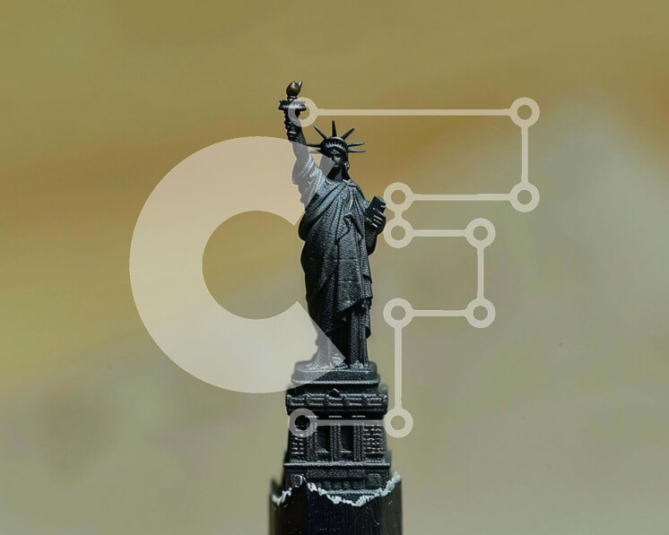 Intra Συλλεκτικό Ξύλινο Παζλ Plywood  4mm - Μινιατούρα άγαλμα της ελευθερίας σε μαύρα μολύβια Σε Ξύλινο Κουτί - Διαστάσεις Puzzle: 10x10 cm – 25 κομμάτια