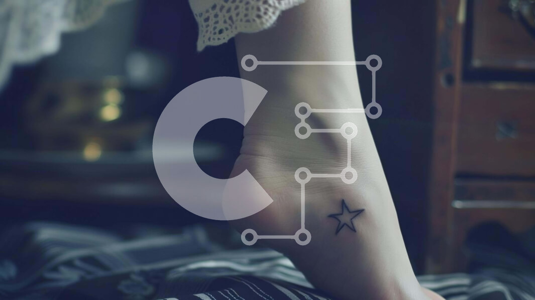 Intra Συλλεκτικό Ξύλινο Παζλ Plywood  4mm - Γυναικείο πόδι με τατουάζ αστέρι στο κρεβάτι Σε Ξύλινο Κουτί - Διαστάσεις Puzzle: 10x10 cm – 25 κομμάτια