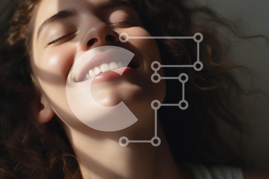 Intra Συλλεκτικό Ξύλινο Παζλ Plywood  4mm - Χαμογελαστή γυναίκα με μακριά σγουρά μαλλιά στον ήλιο Σε Ξύλινο Κουτί - Διαστάσεις Puzzle: 10x10 cm – 25 κομμάτια