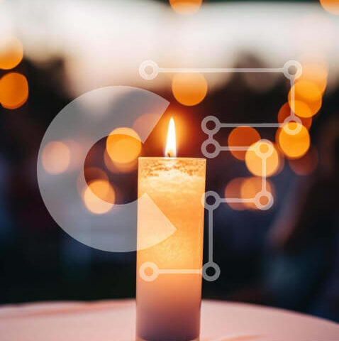 Intra Συλλεκτικό Ξύλινο Παζλ Plywood 4mm - Μονό κερί σε υπαίθριο τραπέζι το βράδυ με κόσμο Σε Ξύλινο Κουτί - Διαστάσεις Puzzle: 10x10 cm – 25 κομμάτια - Image 1