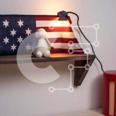 Intra Συλλεκτικό Ξύλινο Παζλ Plywood  4mm - Ξύλινο ράφι με αμερικανική σημαία, λευκό πιγκουίνο και κηροπήγια Σε Ξύλινο Κουτί - Διαστάσεις: 10x10 cm – 25 κομμάτια - Image 1