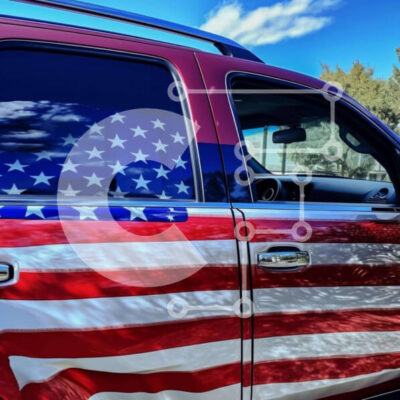 Intra Συλλεκτικό Ξύλινο Παζλ Plywood 4mm - Κόκκινο και λευκό φορτηγό με διακόσμηση αμερικανικής σημαίας Σε Ξύλινο Κουτί - Διαστάσεις Puzzle: 10x10 cm – 25 κομμάτια - Image 1