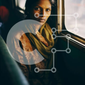 Intra Συλλεκτικό Ξύλινο Παζλ Plywood  4mm - Γυναίκα σε κάθισμα παραθύρου του υπερπλήρη τρένου Σε Ξύλινο Κουτί - Διαστάσεις Puzzle: 10x10 cm – 25 κομμάτια - Image 1