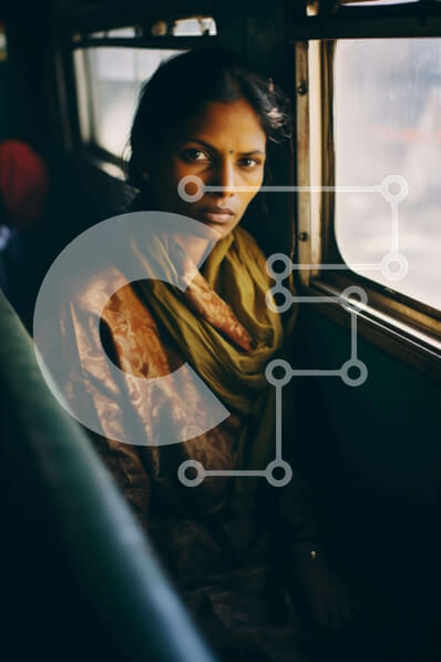 Intra Συλλεκτικό Ξύλινο Παζλ Plywood  4mm - Γυναίκα σε κάθισμα παραθύρου του υπερπλήρη τρένου Σε Ξύλινο Κουτί - Διαστάσεις Puzzle: 10x10 cm – 25 κομμάτια