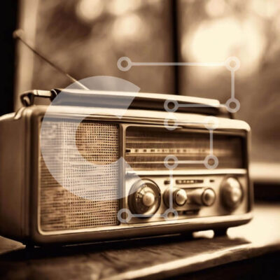 Intra Συλλεκτικό Ξύλινο Παζλ Plywood  4mm - Vintage ραδιόφωνο σε ξύλινο τραπέζι Σε Ξύλινο Κουτί - Διαστάσεις Puzzle: 10x10 cm – 25 κομμάτια - Image 1