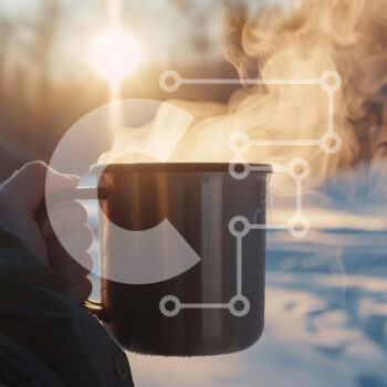 Intra Συλλεκτικό Ξύλινο Παζλ Plywood  4mm - Άτομο που κρατά μονωμένο φλιτζάνι καφέ στο χιονισμένο τοπίο Σε Ξύλινο Κουτί - Διαστάσεις Puzzle: 10x10 cm – 25 κομμάτια - Image 1