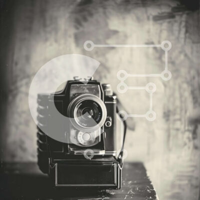 Intra Συλλεκτικό Ξύλινο Παζλ Plywood  4mm - Vintage κάμερα σε ξύλινο τραπέζι Σε Ξύλινο Κουτί - Διαστάσεις: 10x10 cm – 25 κομμάτια - Image 1