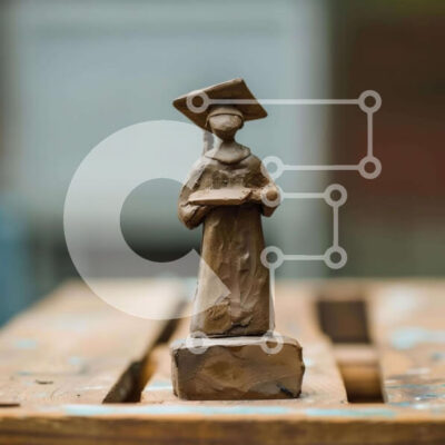 Intra Συλλεκτικό Ξύλινο Παζλ Plywood  4mm - Επίδειξη ειδωλίων αποφοίτησης σε ξύλινο τραπέζι Σε Ξύλινο Κουτί - Διαστάσεις: 10x10 cm – 25 κομμάτια - Image 1