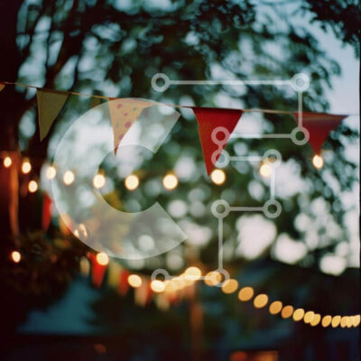 Intra Συλλεκτικό Ξύλινο Παζλ Plywood  4mm - Πολύχρωμες σημαίες και φώτα σε υπαίθρια εκδήλωση Σε Ξύλινο Κουτί - Διαστάσεις Puzzle: 10x10 cm – 25 κομμάτια - Image 1