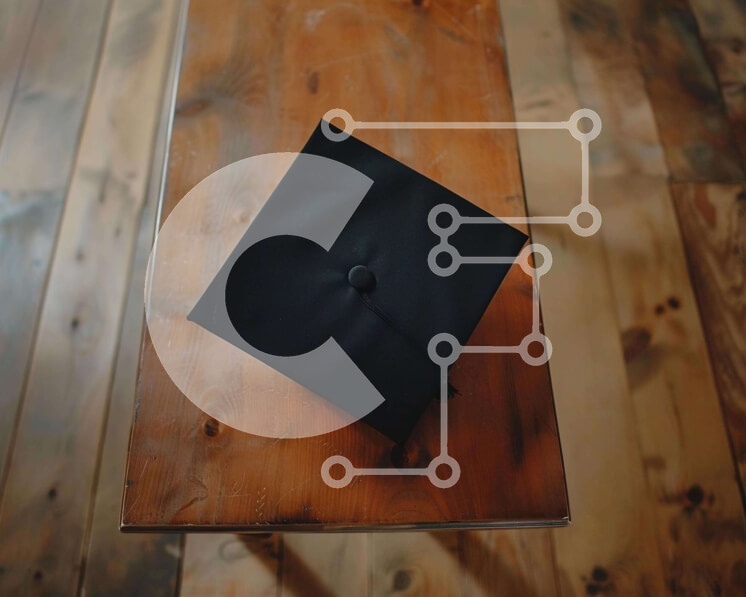 Intra Συλλεκτικό Ξύλινο Παζλ Plywood  4mm - Μαύρο καπάκι αποφοίτησης σε ξύλινο τραπέζι Σε Ξύλινο Κουτί - Διαστάσεις Puzzle: 10x10 cm – 25 κομμάτια