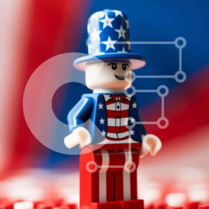 Intra Συλλεκτικό Ξύλινο Παζλ Plywood  4mm - Φιγούρα Lego με αμερικανική πατριωτική ενδυμασία σε κόκκινο, λευκό και μπλε μπλοκ Σε Ξύλινο Κουτί - Διαστάσεις: 10x10 cm – 25 κομμάτια