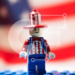 Intra Συλλεκτικό Ξύλινο Παζλ Plywood  4mm - Φιγούρα Lego με αμερικανική σημαία Σε Ξύλινο Κουτί - Διαστάσεις Puzzle: 10x10 cm – 25 κομμάτια