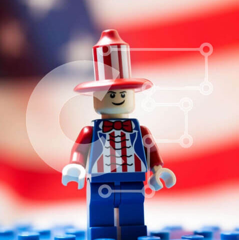 Intra Συλλεκτικό Ξύλινο Παζλ Plywood 4mm - Φιγούρα Lego με αμερικανική σημαία Σε Ξύλινο Κουτί - Διαστάσεις Puzzle: 10x10 cm – 25 κομμάτια - Image 1