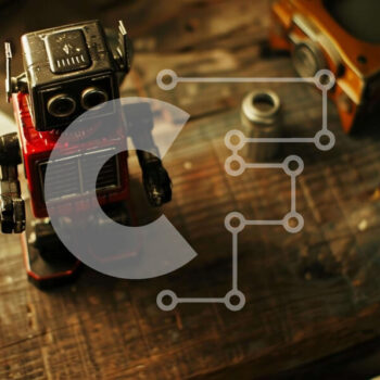 Intra Συλλεκτικό Ξύλινο Παζλ Plywood  4mm - Vintage παιχνίδι ρομπότ σε παλιό ξύλινο τραπέζι Σε Ξύλινο Κουτί - Διαστάσεις: 10x10 cm – 25 κομμάτια - Image 1