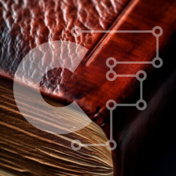 Intra Συλλεκτικό Ξύλινο Παζλ Plywood  4mm - Κοντινό πλάνο του παλιού καφέ δερμάτινου βιβλίου Σε Ξύλινο Κουτί - Διαστάσεις Puzzle: 10x10 cm – 25 κομμάτια - Image 1